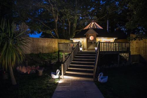 Romantic Treehouse with Hot Tub & BBQ Lodge in Troon
