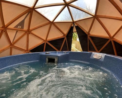 Romantic Treehouse with Hot Tub & BBQ Lodge in Troon