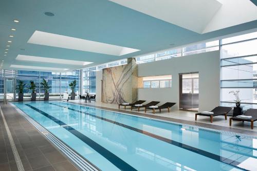 Swimming pool, Loews Chicago Hotel near Navy Pier