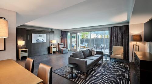 433892758 Loews Kansas City