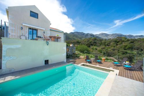 Villa Cretan View with Heated Swimming Pool