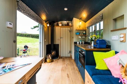 kuhinja, Nutkins Luxury Shepherd Hut with hot tub close to Lyme Regis in Raymond's Hill