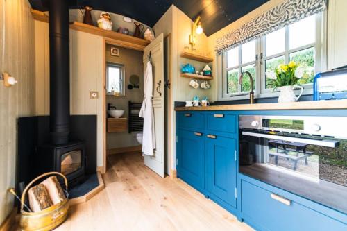 kuhinja, Nutkins Luxury Shepherd Hut with hot tub close to Lyme Regis in Raymond's Hill