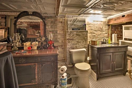 Retro-Style Studio in Historic Downtown Home! - image 6