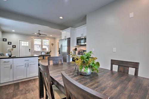 Chic Atlanta Home Less Than 4 Mi to Mercedes-Benz Stadium! in Cascade Road