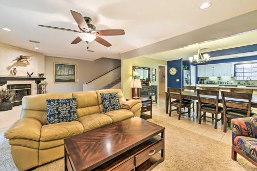 Quiet Lake Conroe Townhome with Water-View Deck in 威利斯