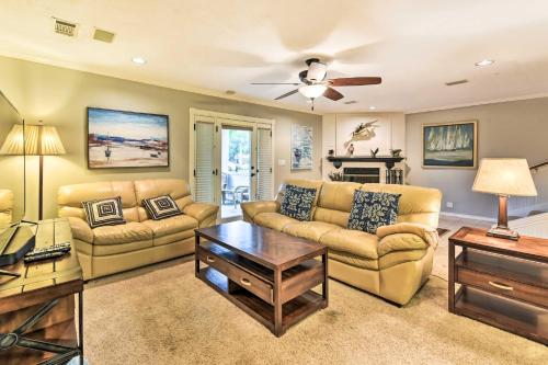 Quiet Lake Conroe Townhome with Water-View Deck in 威利斯