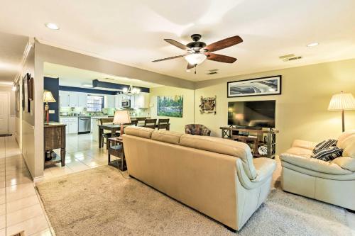 Quiet Lake Conroe Townhome with Water-View Deck in 威利斯