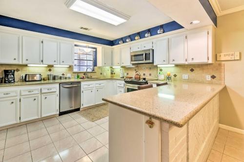 Quiet Lake Conroe Townhome with Water-View Deck in 威利斯