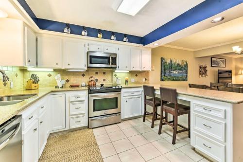 Quiet Lake Conroe Townhome with Water-View Deck in 威利斯