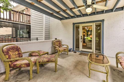 Quiet Lake Conroe Townhome with Water-View Deck in 威利斯