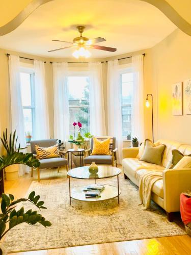 Sunny, Spacious, 3BR 1BA Davlin INN Chicago in Chicago, USA