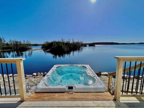B&B Grand River - Sable Point Cottage (Lakeside 7-Person Hot Tub & Outdoor Shower) - Bed and Breakfast Grand River