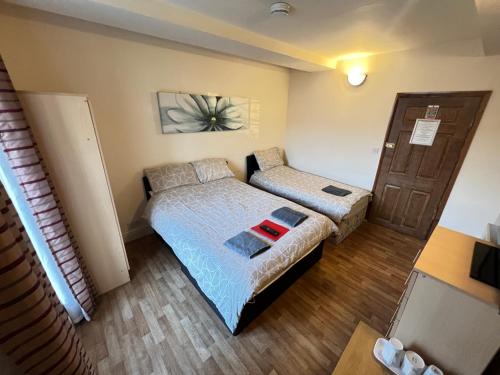 1 double bed, 1 twin bed