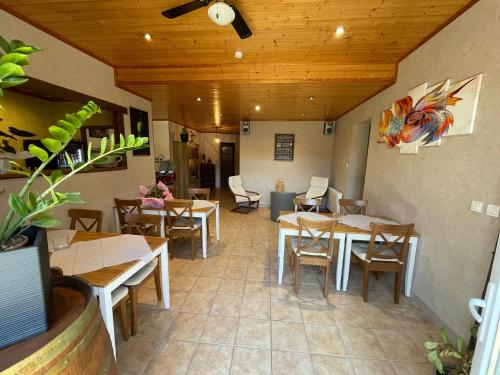 Ēdiens un dzērieni, L'Oustaloise (L'Oustaloise - Chambres et table d'hotes pres de Beziers- Alex est cuisinier de metier- Piscine avec) in Faugeres