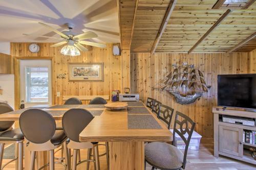 Gas Grill Friendship Cabin Near Castle Rock Lake! in Adams, USA