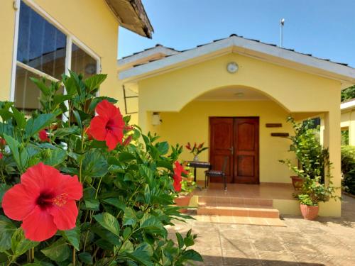 Tampilan eksterior, Bougainvillea House in Bijilo