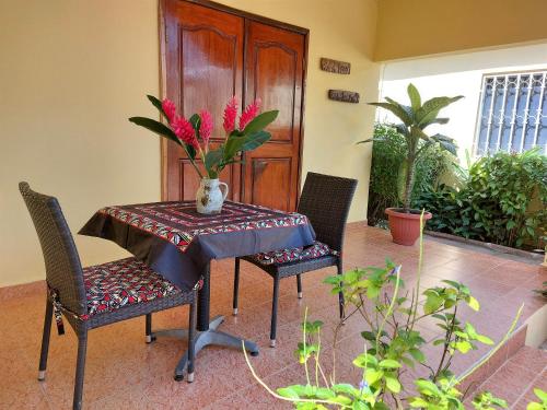 Balkon/teras, Bougainvillea House in Bijilo