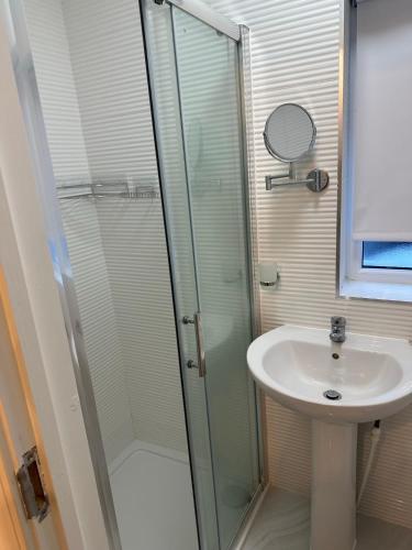 Flat in Luton Town Centre, Luton (photo 8)