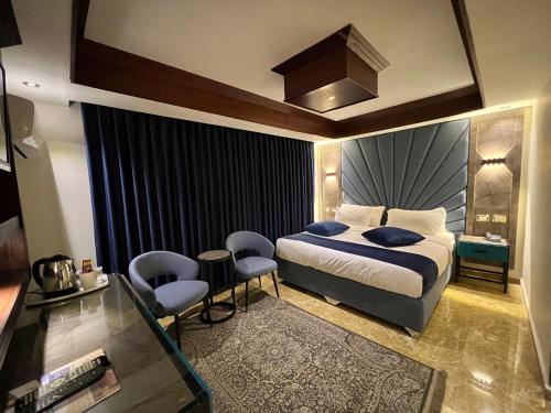 room detail thumbnail 1