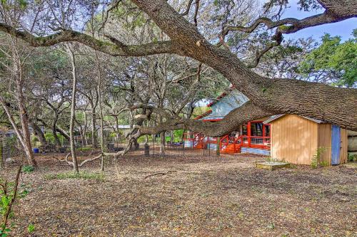 Cabin in Helotes Hill Country about 9 Mi to Old Town!