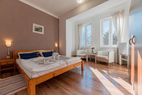 1 queen bed, 1 sofa bed