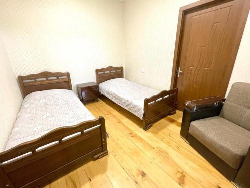 2 twin beds