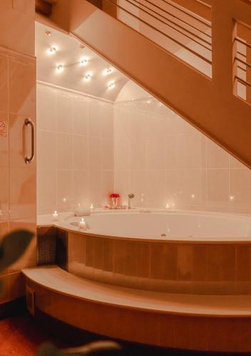Karstais baseins, Hotel & Restaurant Se-Mi in Veļiko Trgovišče