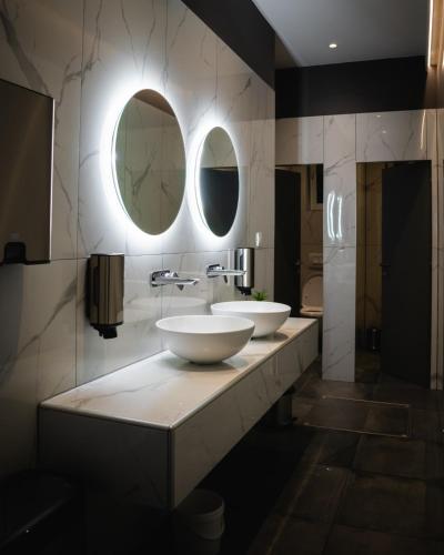Vannas istaba, Hotel & Restaurant Se-Mi in Veļiko Trgovišče