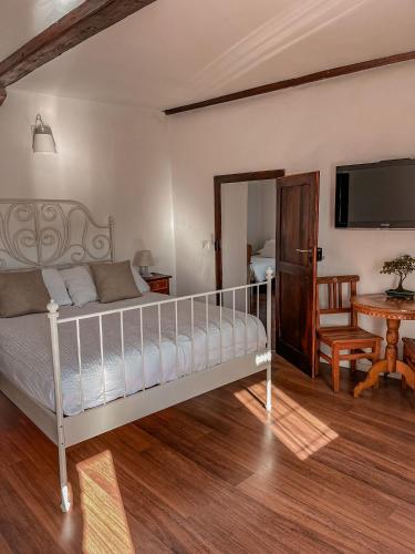 1 queen bed, 2 twin beds