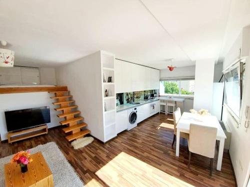 140m2 Top FloorCentral Loft 24hr Self Check-in, Tirana (photo 7)