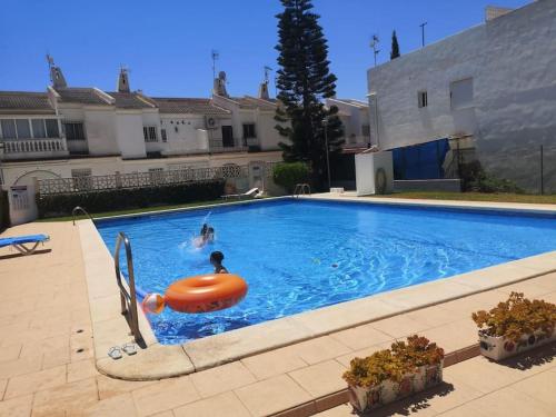 Lovely 1 Bed Apartment With Pool Near Amenities.
