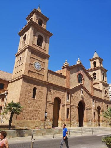 Lovely 1 Bed Apartment With Pool Near Amenities.