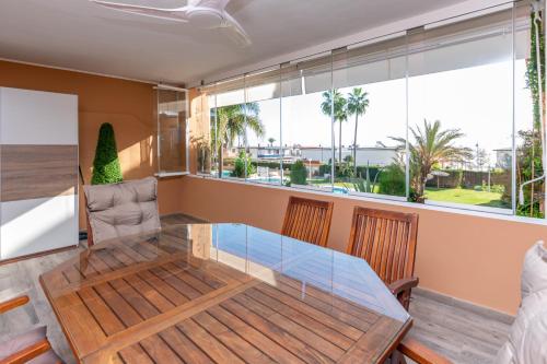 Beachside Paradise: Stylish 3BR apt near the beach