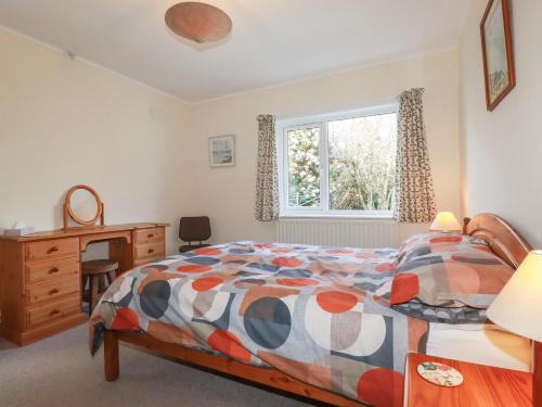 No 5 Carlyon Road - image 4