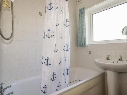 No 5 Carlyon Road - image 5