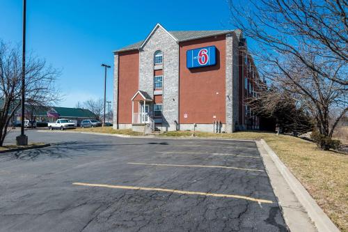 Motel 6-Olathe, KS