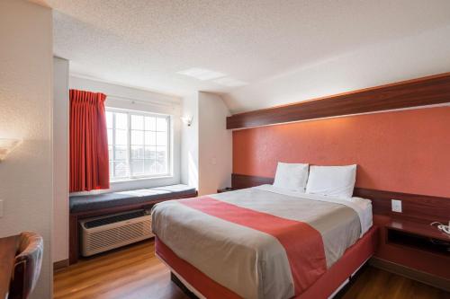 Motel 6-Olathe KS - image 8