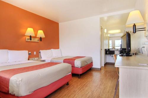 2 double beds