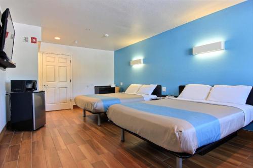 2 queen beds