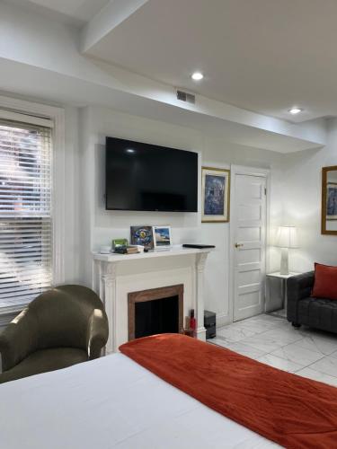 Large DUPLEX Apt 2Bdrm 1Den-Metro