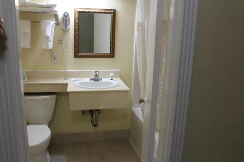 Rodeway Inn Medford - image 8