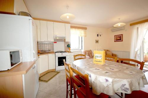Konyha, Family friendly apartments with a swimming pool , Krk - 20500 in Sveti Vid-Miholjice