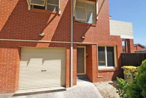 Hidden Gem 1-Bedder in Box Hill Prime Location
