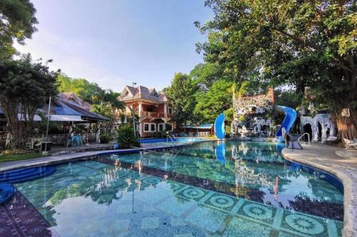 Swimming pool, Villa Filipinas Resort by Cocotel in Lingayen
