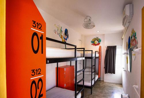 เตียงในห้องพักรวมมาตรฐาน 4 เตียง (Bed in Standard 4-Bed Dorm)
