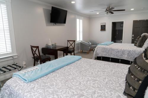 2 queen beds
