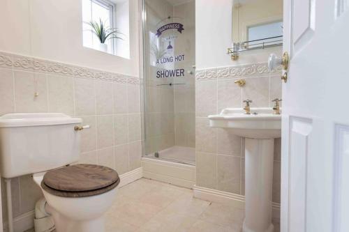 Spacious 5 bedroom house in quiet cul-de-sac - Tap to explore photos