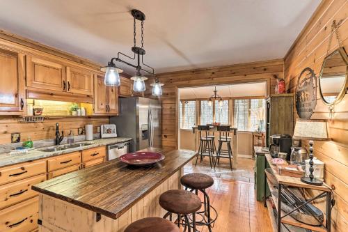 Stunning Ellijay Cabin with Community Amenities in Ellijay, USA