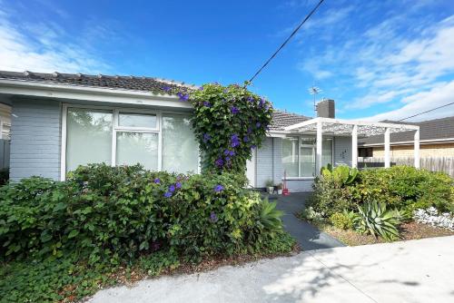 Pet-friendly Bayside 4BR Rental House near Mentone